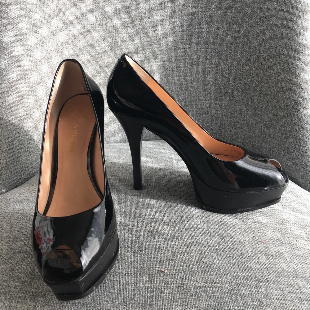 Pour La Victoire peep-toe pump size 8